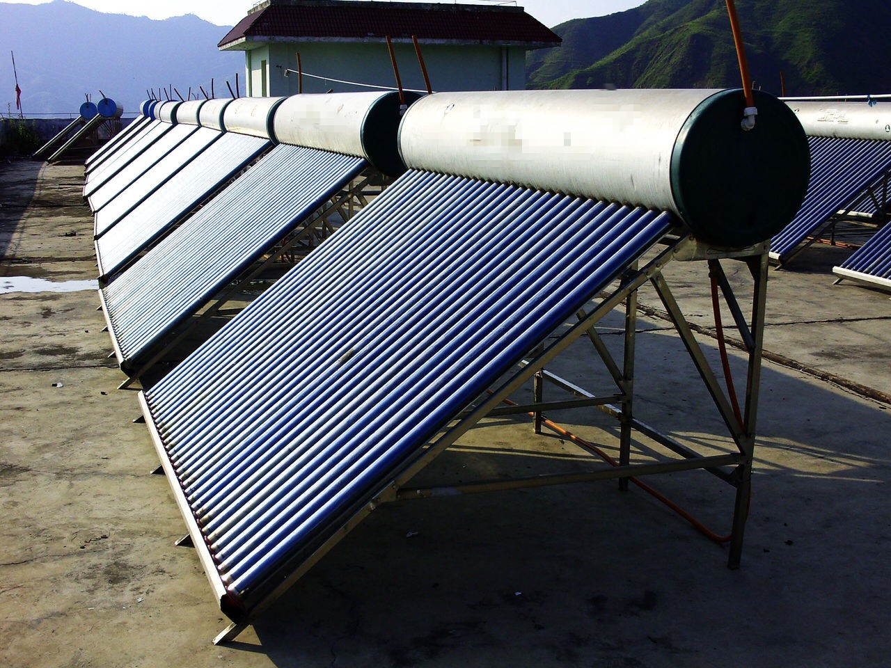 Máy nước nóng năng lượng mặt trời - Công Ty TNHH Xuất Nhập Khẩu Thương Mại Ngọc Chương